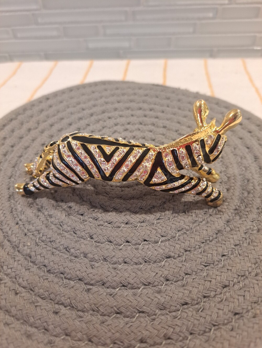 Vtg Joanna Buchanan Zebra Shoulder Brooch Gold Emerald Rhinestones Enamel. New - Picture 3 of 8